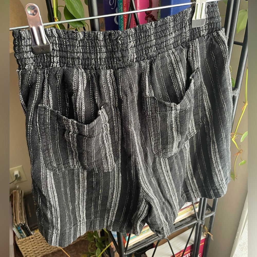 Stripe & Crochet Linen-blend Drawstring Shorts in Black & White - Picture 2 of 4